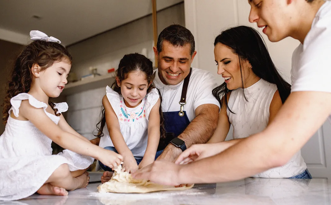 Midi cozinhando com o marido e as filhas