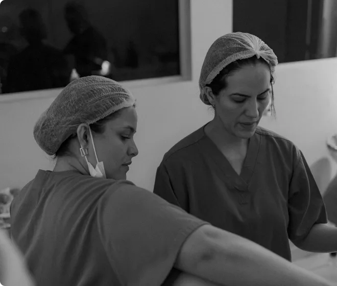 Equipe multidisciplinar em um nascimento